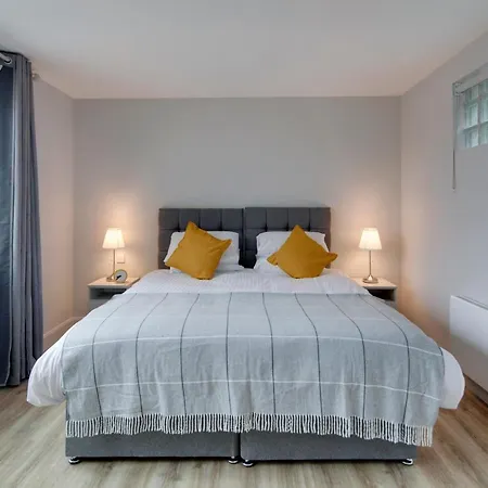 Highfield House מלון דירות